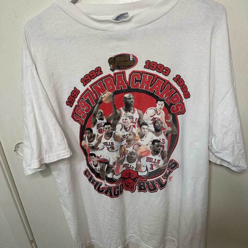 VINTAGE CHICAGO BULLS 1997 NBA CHAMPS STARTER SHIRT SIZE L MADE IN USA